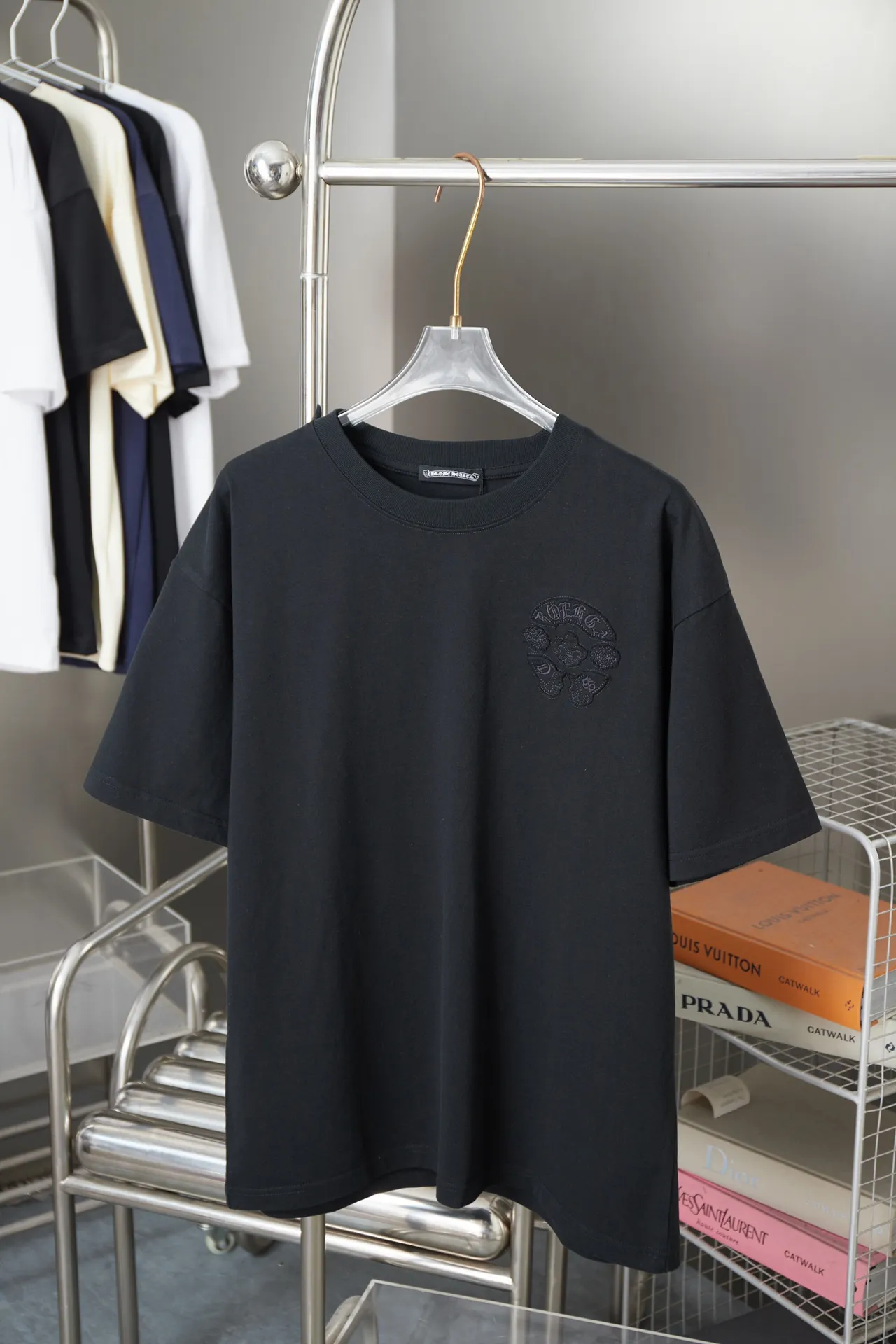 🅿️200 Ch*ome Hearte 25SS early spring new style, appliqué embroidered heart cross short sleeves, light luxury, essential item for daily commuting for men and women, correct version, welcome to compare, detailed features · 320g 100% pure cotton double yarn jersey fabric · Custom dyed in the same vat, special thickened 32 pieces double-strand 1X1 thread · Imported Tajima machine embroidery tatami embroidery ➕This cloth patch embroidery · Hand-stitched Croxin hardware · Double-needle cross-stitching process · Original main mark, washed tag, branded moisture-proof paper packaging Color: black/white/pink Size: S/M/L/XL